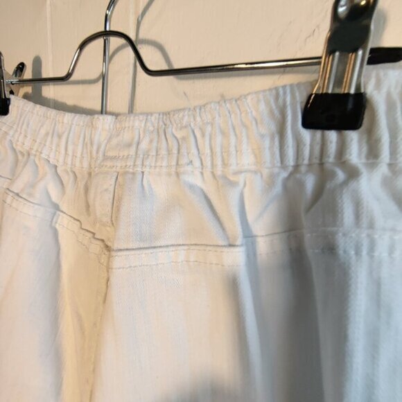 D & Co White Jean Capri's, tailored Sz L.Darted back, elastic waist dbl stitched - Picture 7 of 8